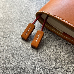 【手縫】ミドリhibino手帳用A6キャメル本革カバー（角花飾）2本しおり付き（バタフライストッパー） 4枚目の画像