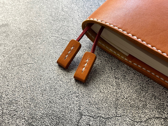【手縫】ミドリhibino手帳用A6キャメル本革カバー（角花飾）2本しおり付き（バタフライストッパー） 4枚目の画像