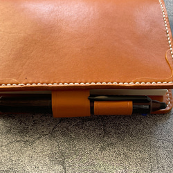 【手縫】ミドリhibino手帳用A6キャメル本革カバー（角花飾）2本しおり付き（バタフライストッパー） 6枚目の画像