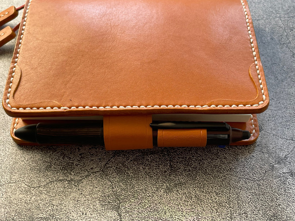 【手縫】ミドリhibino手帳用A6キャメル本革カバー（角花飾）2本しおり付き（バタフライストッパー） 6枚目の画像