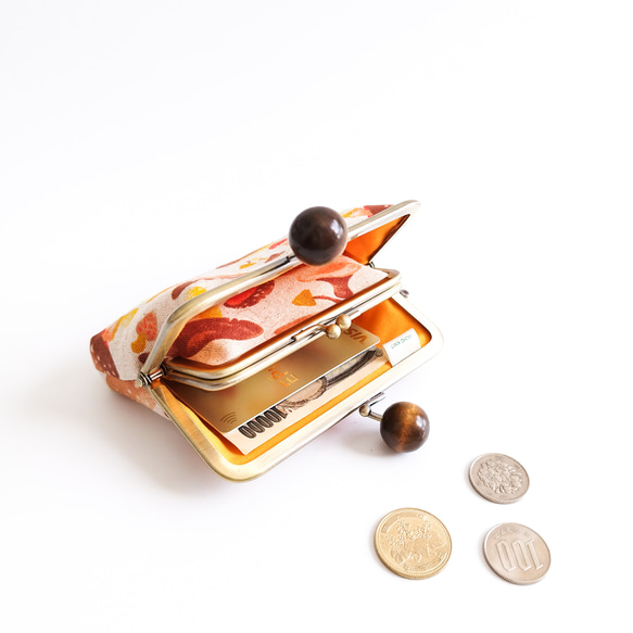 木の玉つまみの親子がま口のお財布（アイボリー系キノコ柄×茶色の木の玉） 11枚目の画像