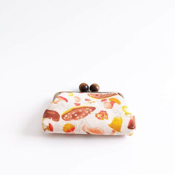 木の玉つまみの親子がま口のお財布（アイボリー系キノコ柄×茶色の木の玉） 7枚目の画像