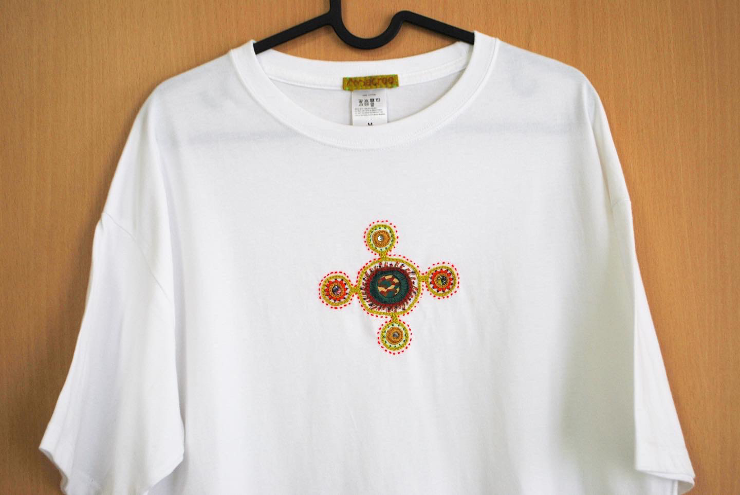 カラフルなミラー刺繍Tシャツ 白