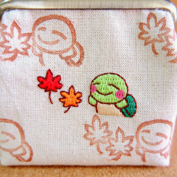 マチ付きがま口(8,5cm)〜紅葉＆かめさん刺繍〜(消しゴムはんこ柄)　※受注生産 2枚目の画像