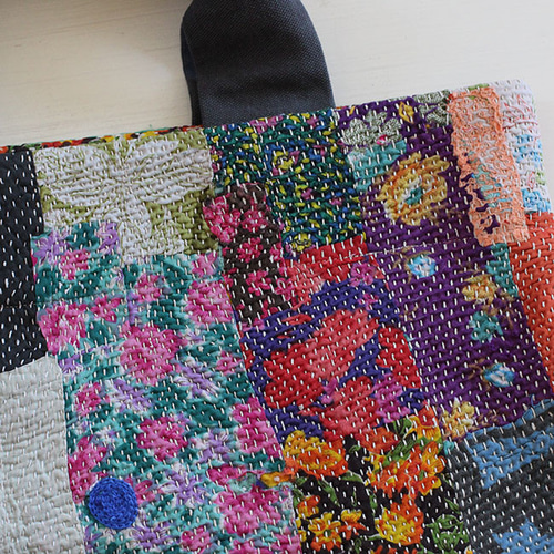 刺繍とパッチワークキルトのトートバッグ カンタ刺繍パッチワークキルトのトートバッグ【Lサイズ/L