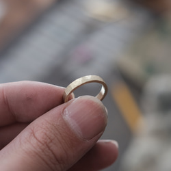 指輪 シンプル 槌目 ゴールド ピンキーリング ペアリング ギフト 真鍮 / 芋槌で打った槌目の指輪 3mm 1枚目の画像