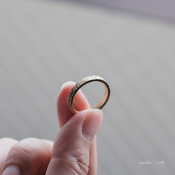 指輪 シンプル ゴールド ピンキーリング ペアリング ギフト 真鍮 / 五月雨模様の真鍮の指輪 3mm 8枚目の画像