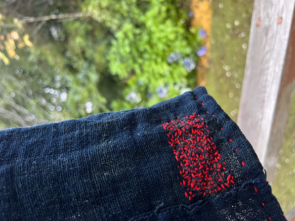 古布 蚊帳 リメイク ノースリーブ シャツ ブラウス 手縫い シンプルという個性 5枚目の画像