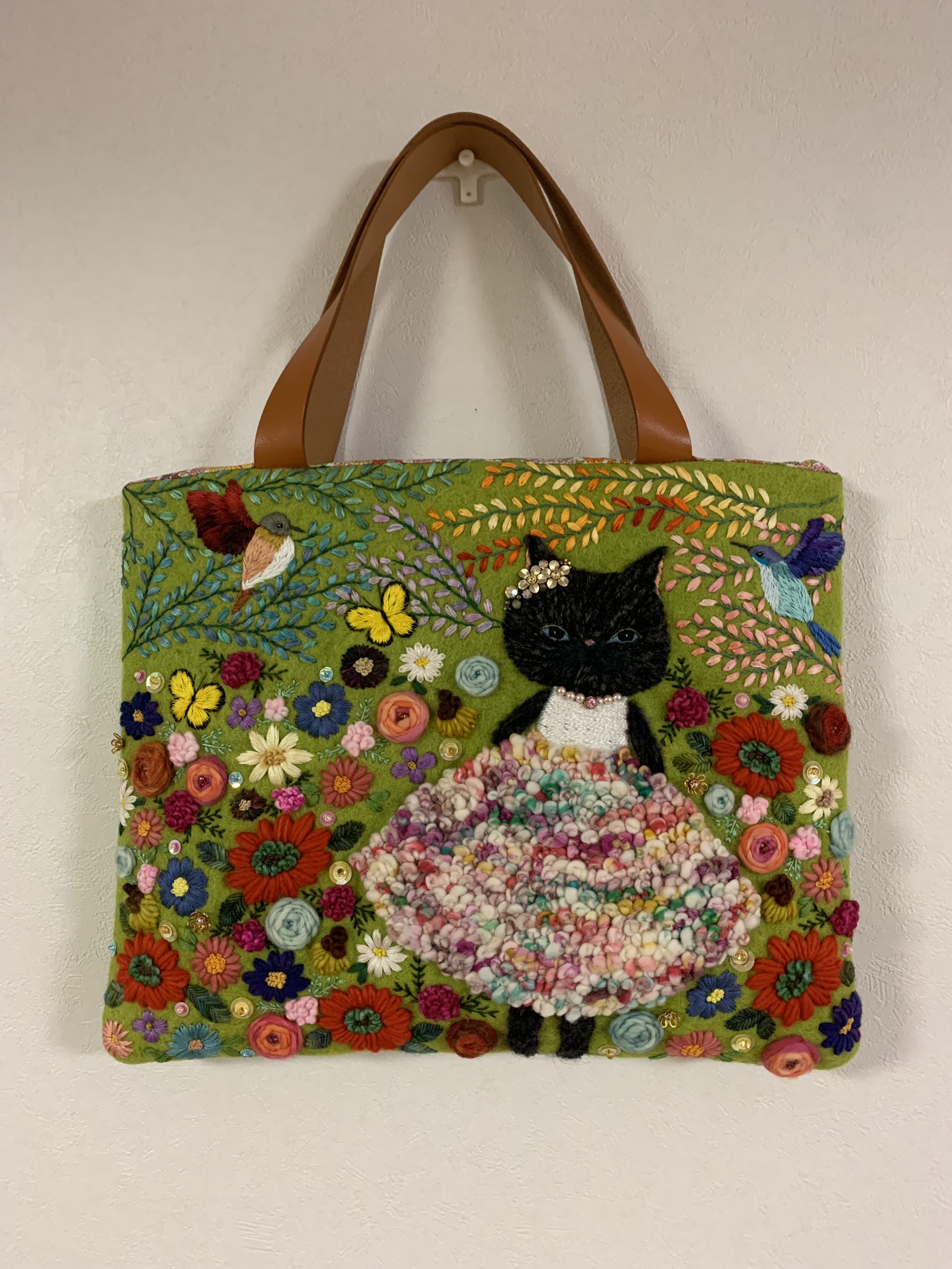 お花畑と黒猫さん刺繍 羊毛フェルト生地のバッグ ハンドバッグ はな