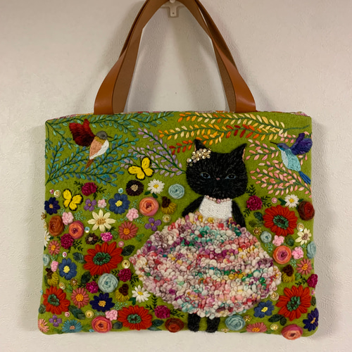 猫さんとお花畑刺繍羊毛フェルト生地のバッグ