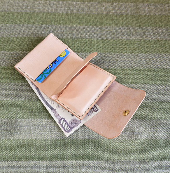 ナチュラルのヌメ革の外付けパスケースを付けた三つ折り財布  6 2枚目の画像