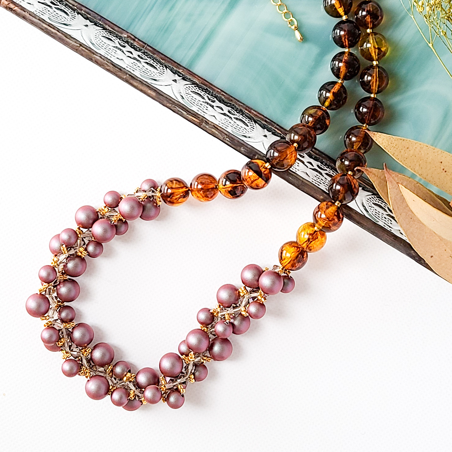 上品・秋の彩・ヴィンテージ風！ビーズステッチ クリスタルパール×べっ甲柄ロングネックレス 52cm【ダークレッド】