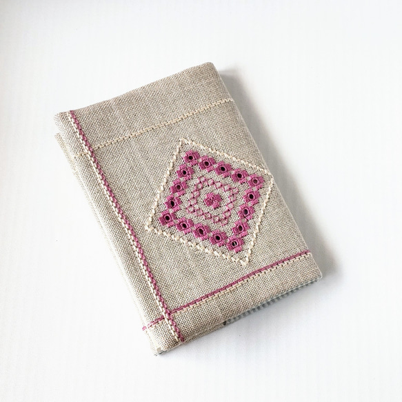 リネン  手刺繍のブックカバー   ピンク&キナリ  (A6/文庫本サイズ) 3枚目の画像