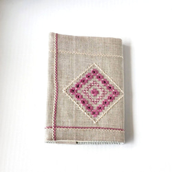 リネン  手刺繍のブックカバー   ピンク&キナリ  (A6/文庫本サイズ) 4枚目の画像
