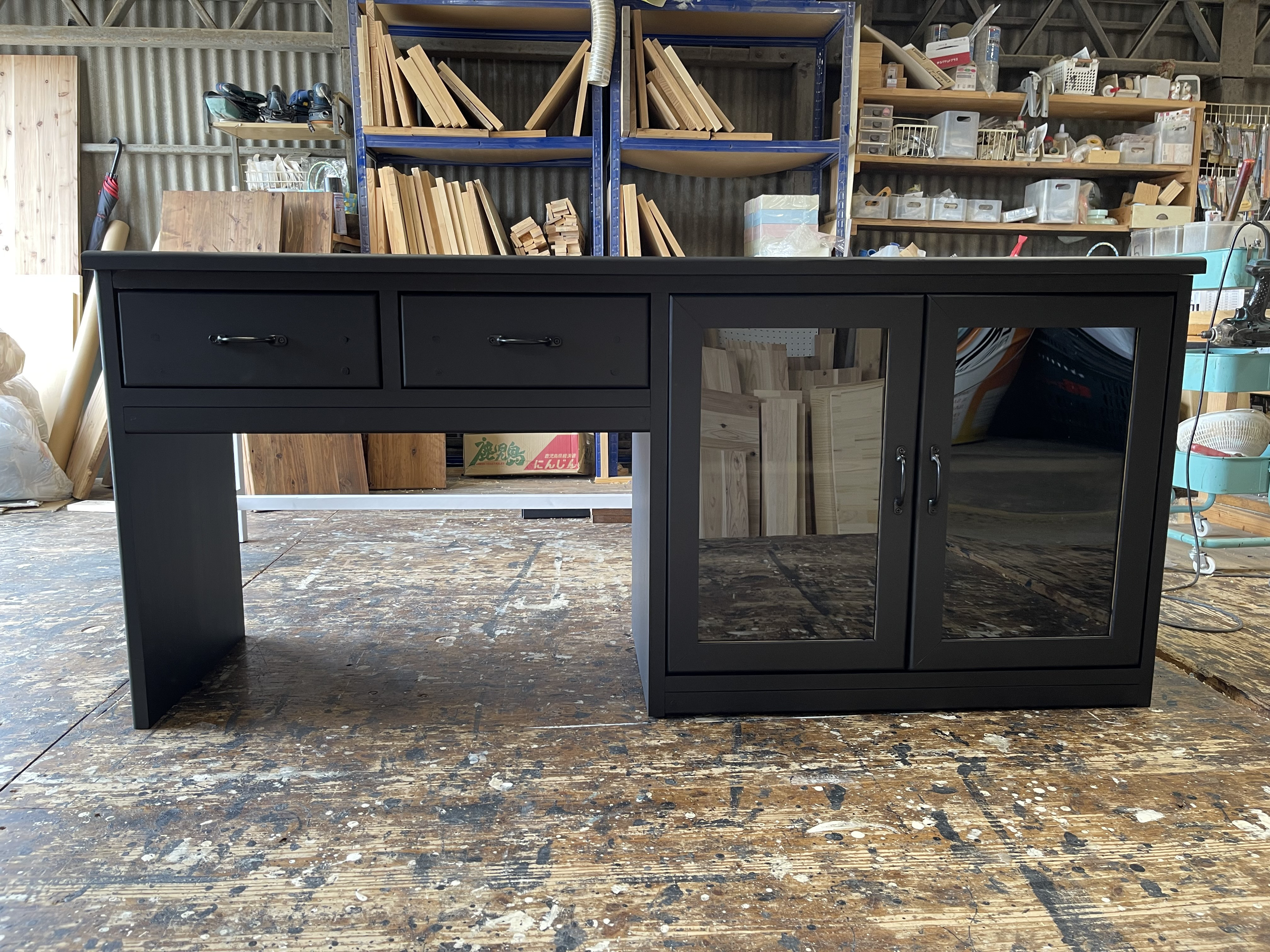 hotaru  キャビネット　リビング　ブラック　可動棚　アクリル窓　扉　引出し　収納　天然木　無垢材　オーダー可