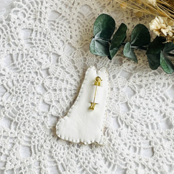 ビーズ刺繍のうちの子ブローチ・シベリアンハスキー（シルバー×ホワイト） 4枚目の画像