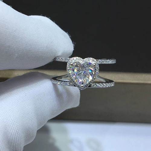 「newデザイン」可愛いハートシェイプ　モアサナイト  ダイヤ　リングK18WG newデザイン」可愛いハートシェイプ モアサナイト ダイヤ リングK18WG