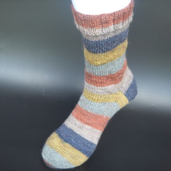 手編みの靴下　ヤクを含んだ糸で編んだ、カラーブロックの靴下（男性用） 1枚目の画像
