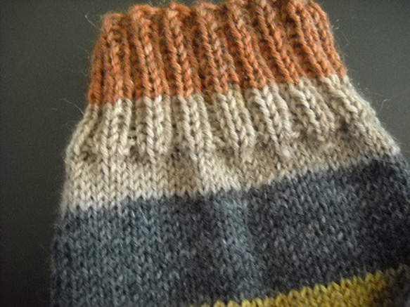 手編みの靴下　ヤクを含んだ糸で編んだ、カラーブロックの靴下（男性用） 6枚目の画像