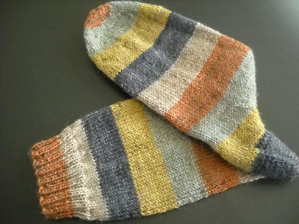 手編みの靴下　ヤクを含んだ糸で編んだ、カラーブロックの靴下（男性用） 3枚目の画像