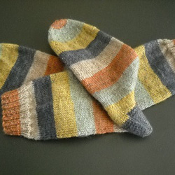 手編みの靴下　ヤクを含んだ糸で編んだ、カラーブロックの靴下（男性用） 4枚目の画像