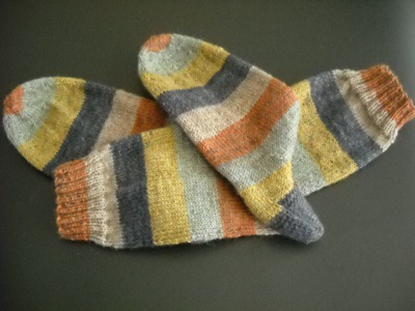 手編みの靴下　ヤクを含んだ糸で編んだ、カラーブロックの靴下（男性用） 4枚目の画像