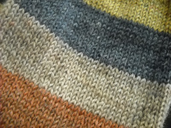 手編みの靴下　ヤクを含んだ糸で編んだ、カラーブロックの靴下（男性用） 7枚目の画像
