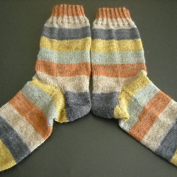 手編みの靴下　ヤクを含んだ糸で編んだ、カラーブロックの靴下（男性用） 2枚目の画像