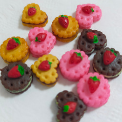 【送料無料】デコパーツ 苺ののったクリームサンドクッキー 2種4ピースセット デコレーションパーツ 1枚目の画像
