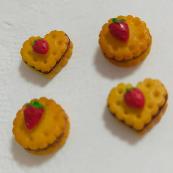 【送料無料】デコパーツ 苺ののったクリームサンドクッキー 2種4ピースセット デコレーションパーツ 3枚目の画像