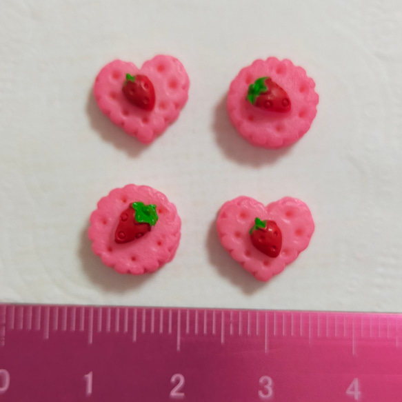 【送料無料】デコパーツ 苺ののったクリームサンドクッキー 2種4ピースセット デコレーションパーツ 6枚目の画像