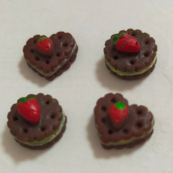 【送料無料】デコパーツ 苺ののったクリームサンドクッキー 2種4ピースセット デコレーションパーツ 4枚目の画像