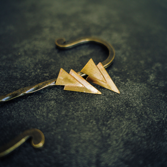 Creema限定 真鍮  三角形  スタッドピアス アンティークゴールド 　BP007 8枚目の画像