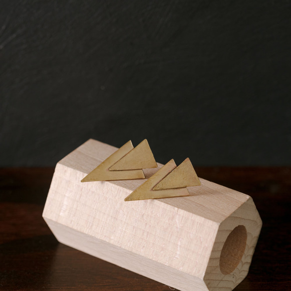 Creema限定 真鍮  三角形  スタッドピアス アンティークゴールド 　BP007 3枚目の画像