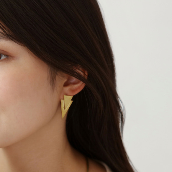 Creema限定 真鍮  三角形  スタッドピアス アンティークゴールド 　BP007 4枚目の画像