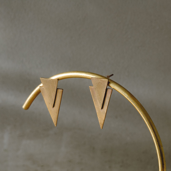 Creema限定 真鍮  三角形  スタッドピアス アンティークゴールド 　BP007 1枚目の画像
