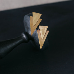 Creema限定 真鍮  三角形  スタッドピアス アンティークゴールド 送料無料　BP007 2枚目の画像
