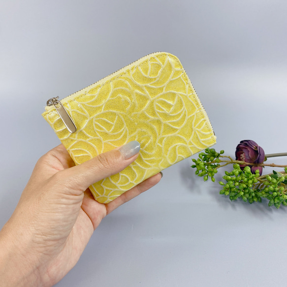 薄マチで使いやすい ハーフ財布 エナメルローズ レモンイエロー 日本製 Squeeze 1枚目の画像