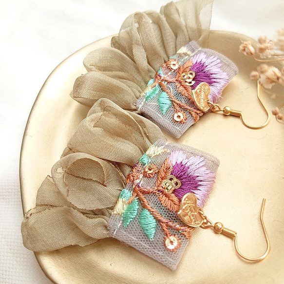 インド刺繍リボンタッセル の華やか耳飾り パープル×カーキ【 ピアス / イヤリング 金具が選べる】 2枚目の画像