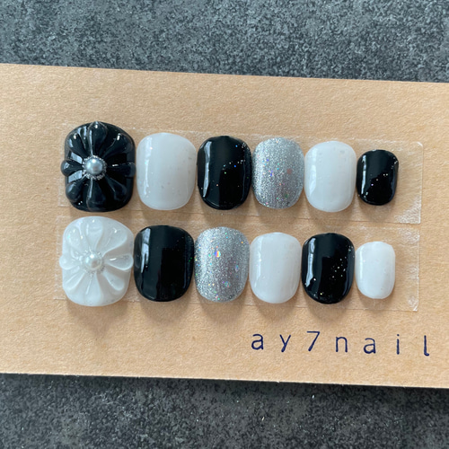 ぷっくりフラワーネイル ブラック×ホワイト 大人ネイル 秋ネイル 冬