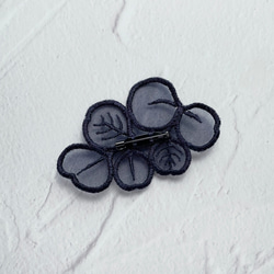 オーガンジー刺繍ユーカリ ブローチ(ネイビー)【受注制作】 7枚目の画像