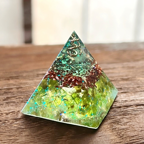 【3cm】ミニピラミッド型オルゴナイト ペリドット 3枚目の画像