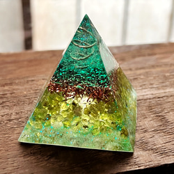 【お得な大小セット】ピラミッド型オルゴナイト ペリドット 2枚目の画像