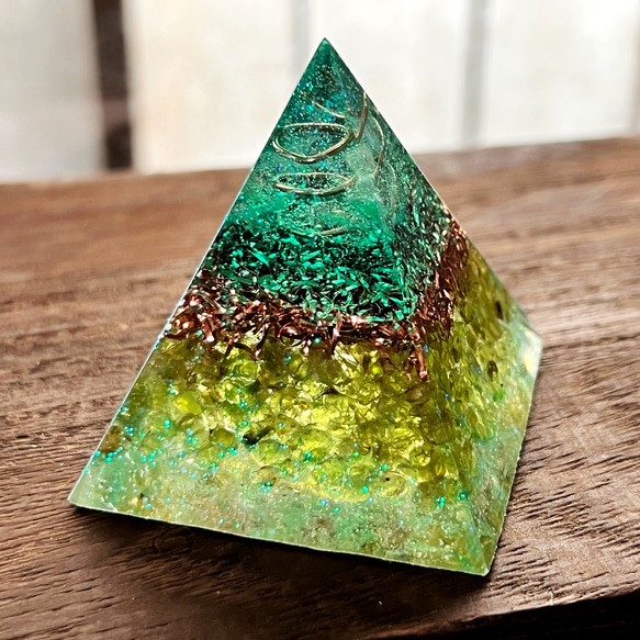 【お得な大小セット】ピラミッド型オルゴナイト ペリドット 3枚目の画像
