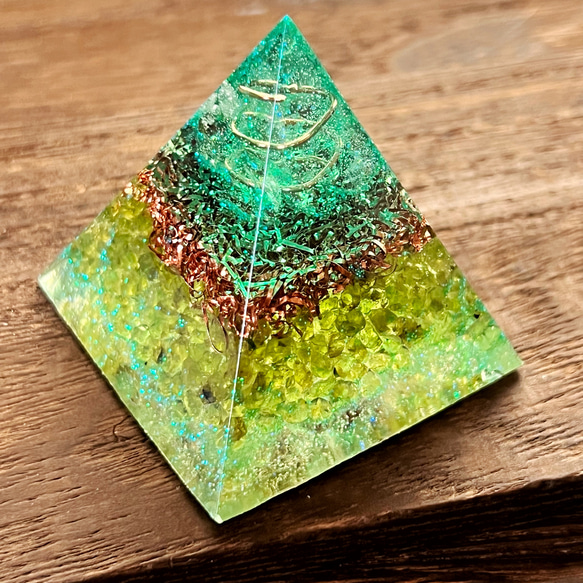 【お得な大小セット】ピラミッド型オルゴナイト ペリドット 5枚目の画像
