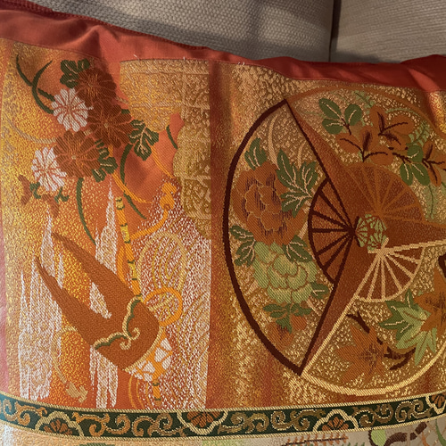 2220 世界観を豪華な刺繍で表現した袋帯リメイク正絹クッションカバー