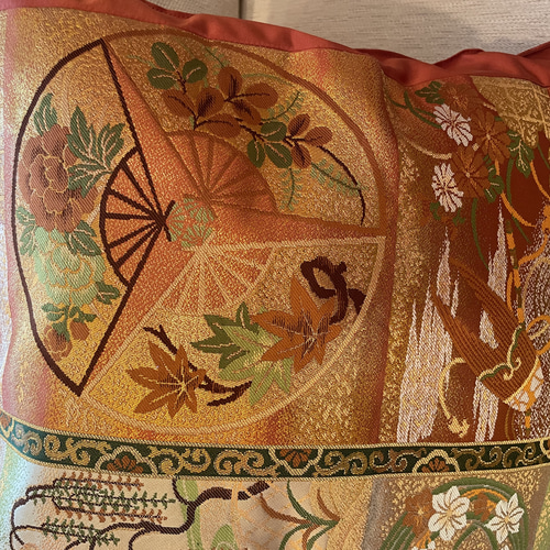2220 世界観を豪華な刺繍で表現した袋帯リメイク正絹クッションカバー