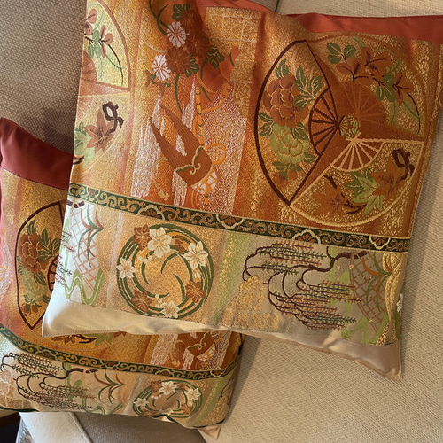 【売却済】金彩正絹袋帯リメイククッションカバー１枚 2220 世界観を豪華な刺繍で表現した袋帯リメイク正絹クッションカバー