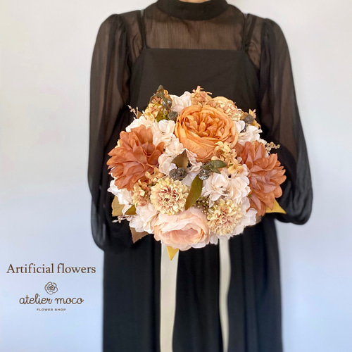 オレンジダリア＆ピーチローズの アンティーク クラッチブーケ