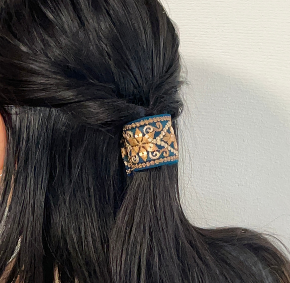 ꕤインド刺繍生地　ポニーフック　ヘアカフ　黒　アンティーク　ベロアꕤ インド刺繍 ポニーフック くるんと巻きつけ ヘアカフス ポニー